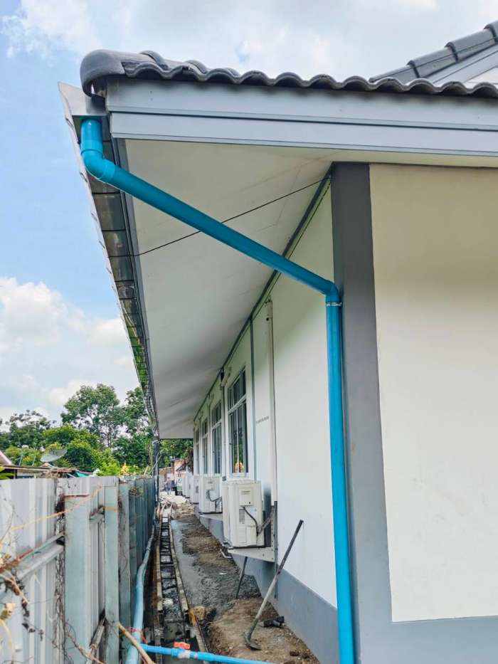 บริการรับติดตั้งรางน้ำฝนสแตนเลสและสังกะสีในสระบุรี ฉะเชิงเทรา และปริมณฑลโดยช่างผู้มีประสบการณ์สูง ผ่านการอบรมความปลอดภัย พร้อมใบรับรอง จป.